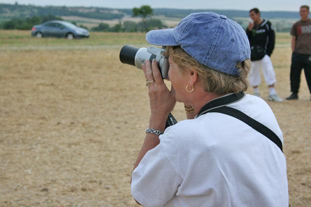 24.jpg - :Madame RIEU qui shoote & qui travaille toujours beaucoup sur les courses (Classements en temps réel écrits à la main, etc, etc...). 
MERCI pour sa gentillesse avec mes Titous & les Autres ! 
